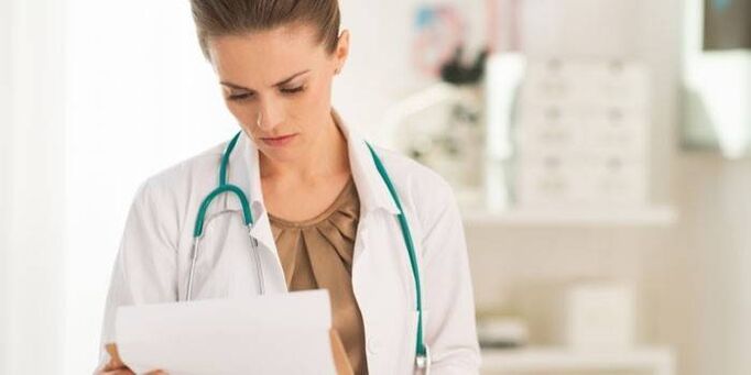 Il medico esamina i test per diagnosticare il papillomavirus